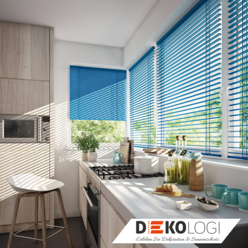 Blaue Küchenjalousie Maßanfertigung