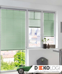 Grüne Alu Jalousien im Wohnraum