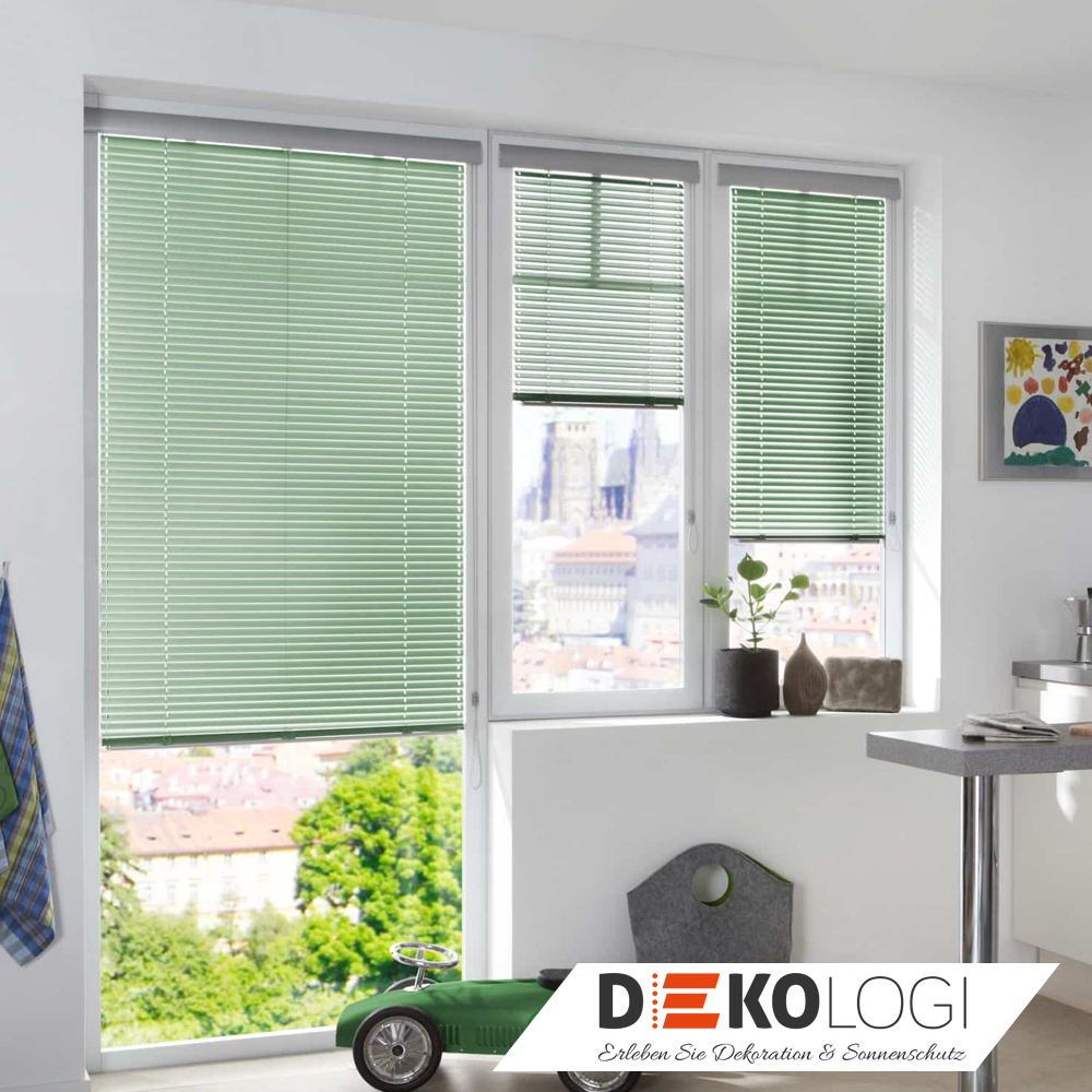 Grüne Alu Jalousien im Wohnraum