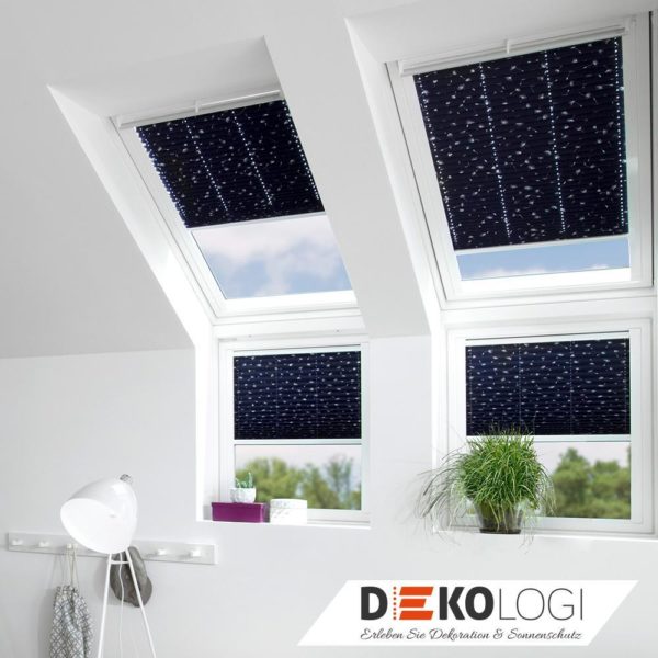 Vier Dachfensterplissee in blau mit Sternen