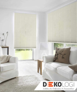 Plissee an der Wand im weiß Dekor