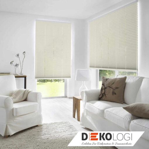 Plissee an der Wand im weiß Dekor