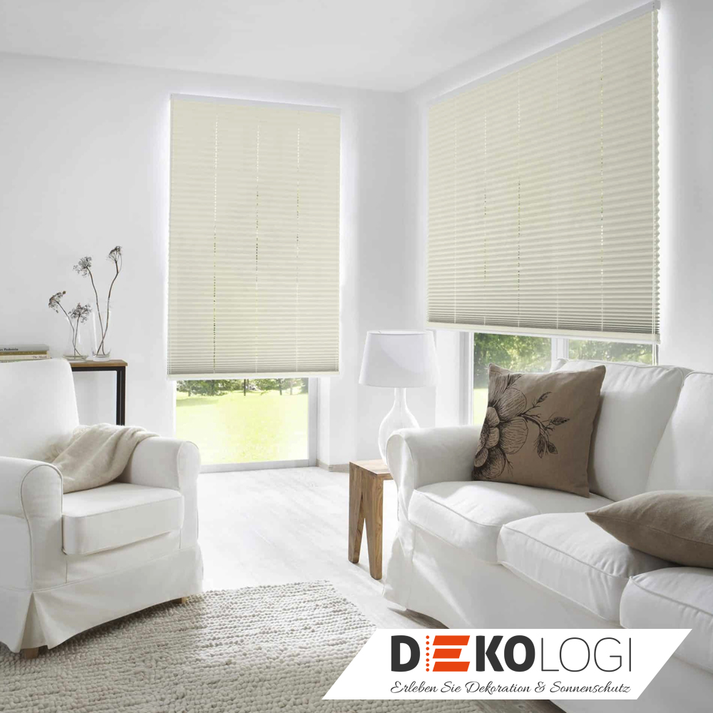 Plissee an der Wand im weiß Dekor