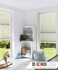 Weißes Plissees am Kinderzimmer Fenster