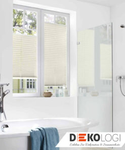 Weißes Plissee an der Dusche