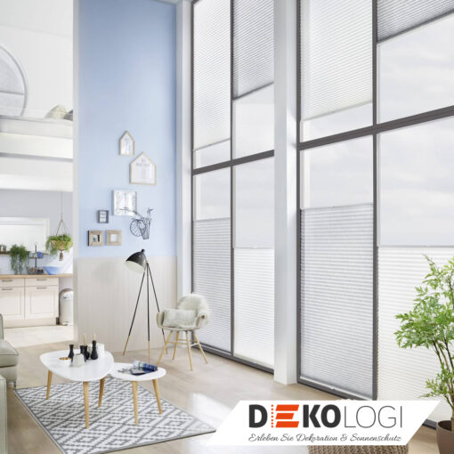 Viele weiße Plissees im Badezimmer nach Maß