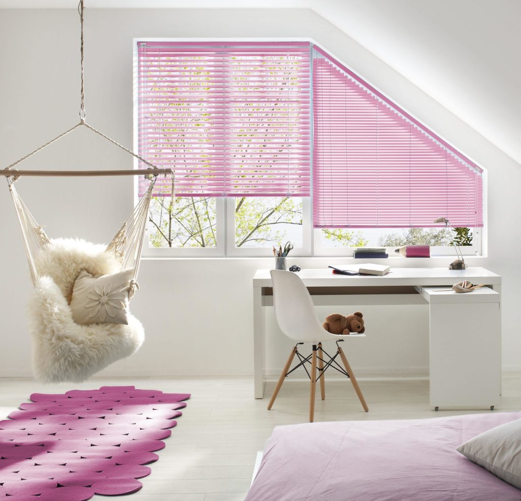 Zwei Rosa Jalousie Lamellen Kinderzimmer