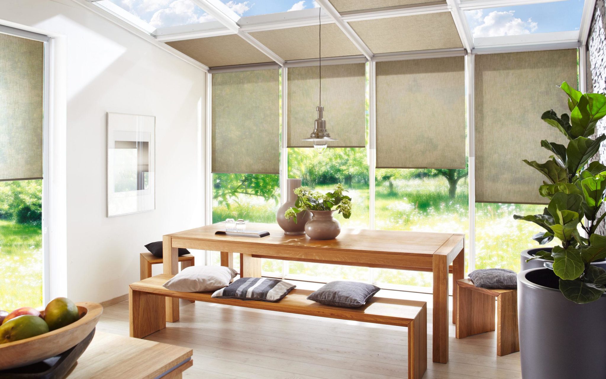 Riesen Fensterfront mit beige Rollos und Tisch