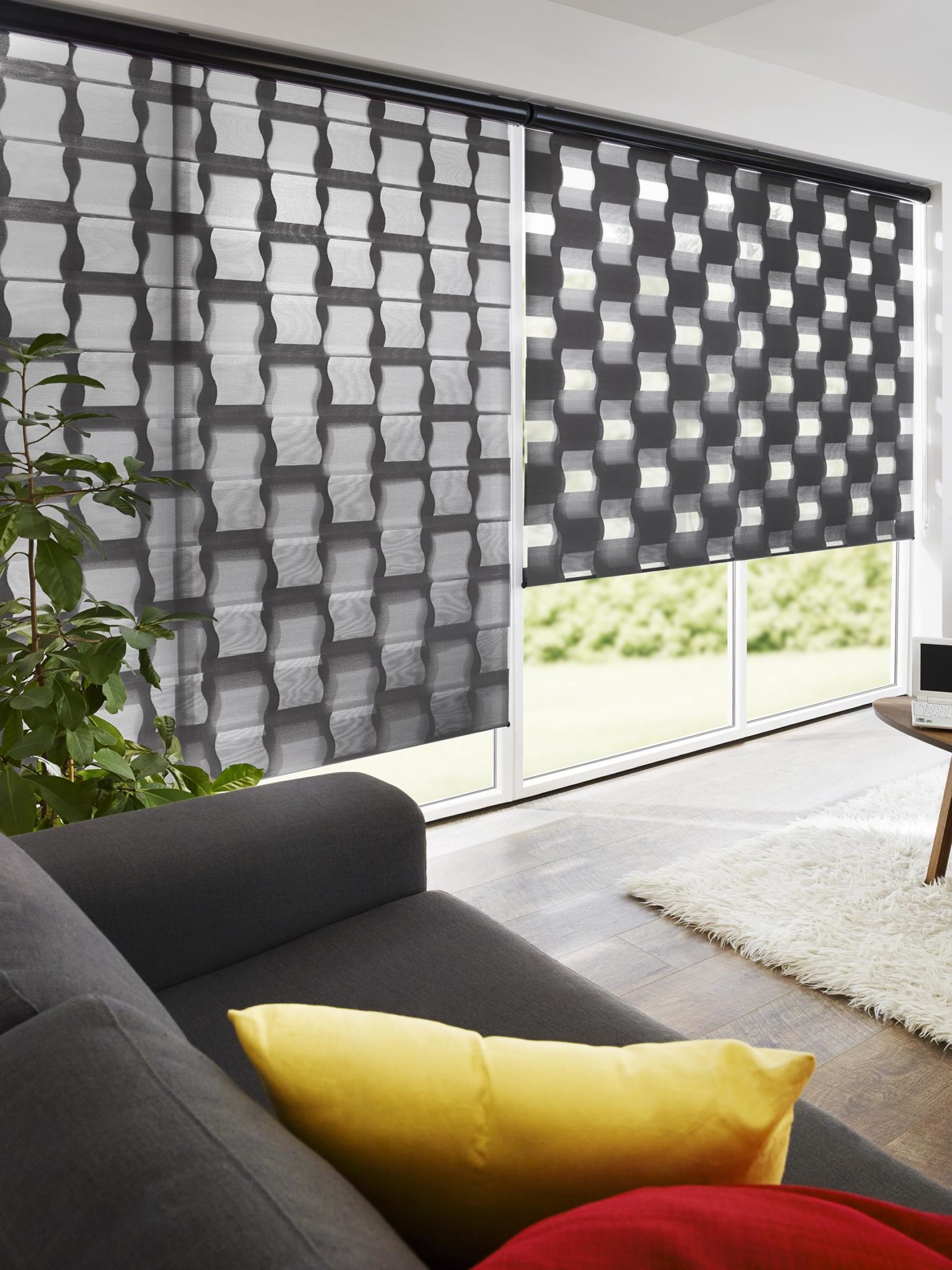 Doppelrollo schwarz gemustert Wohnzimmer