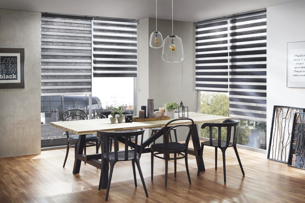 Doppel Rollo auf schwarz weiß Esszimmer