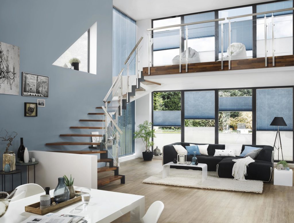 Zwei Fensterfronten mit Plissees hellblau