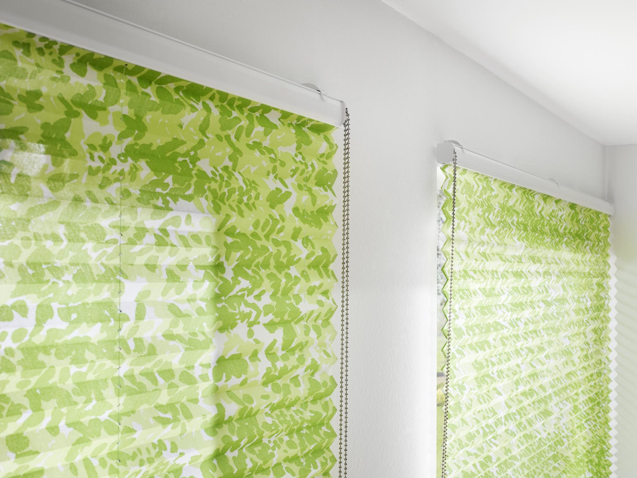 Zwei Grünes florale Plissees mit weißen Profilen