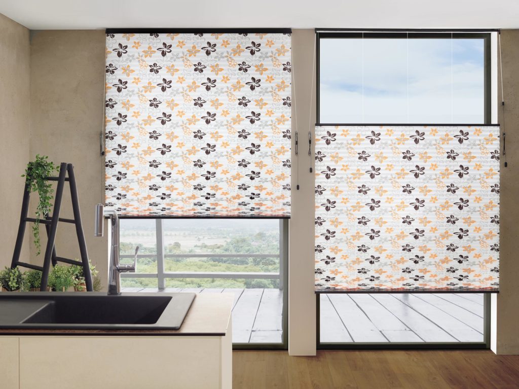 Zwei mittelgroße Plissees Floral