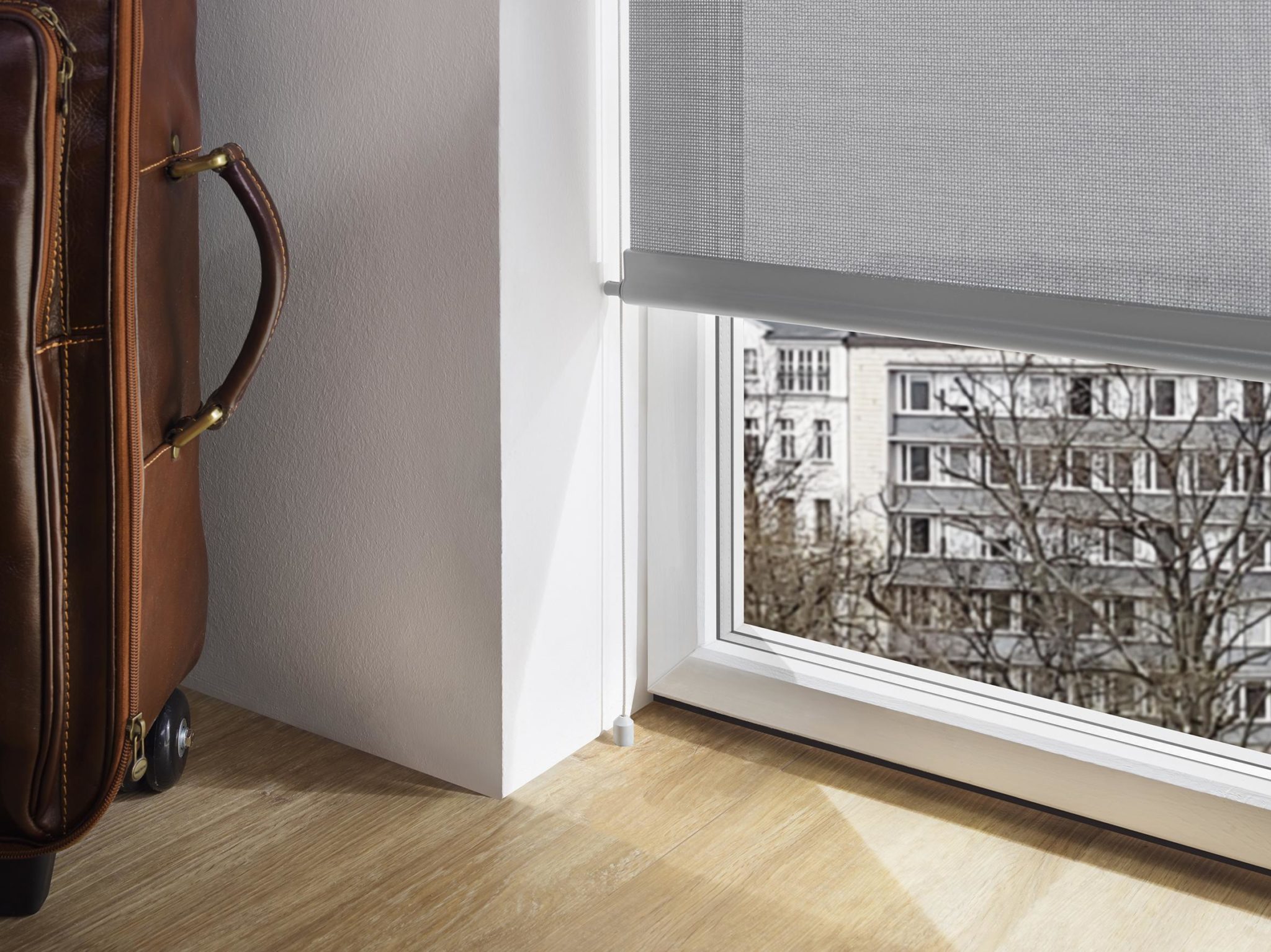 Graues Rollo mit Stadtblick