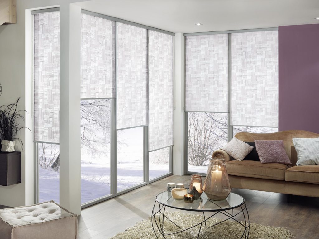 Sieben Rollos an einer Fenster Front weiß Muster