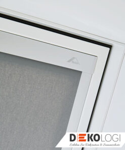 Familie am Orangenen Sichtschutzrollo