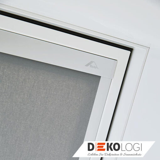 Familie am Orangenen Sichtschutzrollo