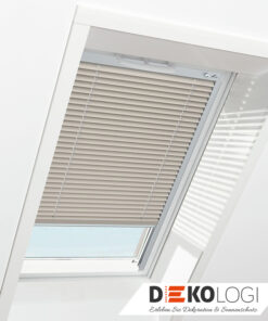 Blaue Roto Jalousie mit weißen Schienen