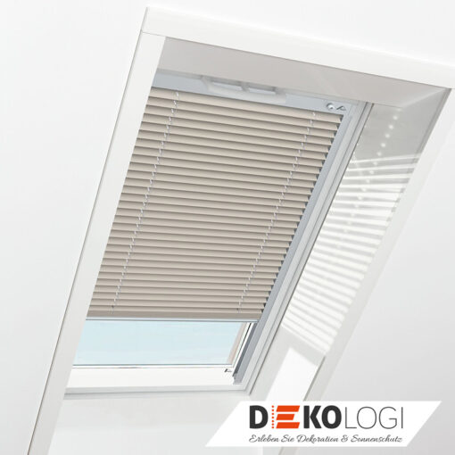 Blaue Roto Jalousie mit weißen Schienen