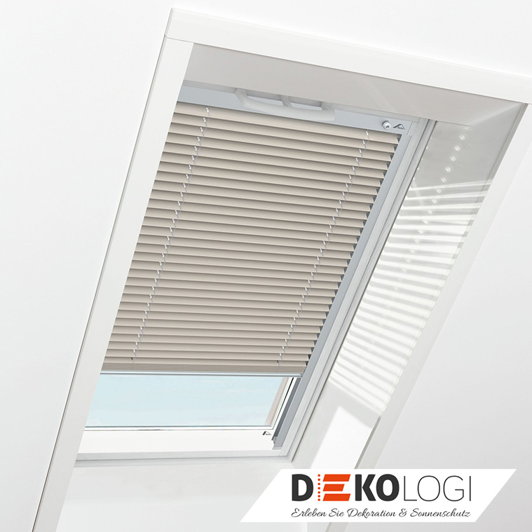 Blaue Roto Jalousie mit weiĂźen Schienen