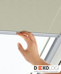 Roto Faltstore ZFA Plissee mit Schienen mit Frau