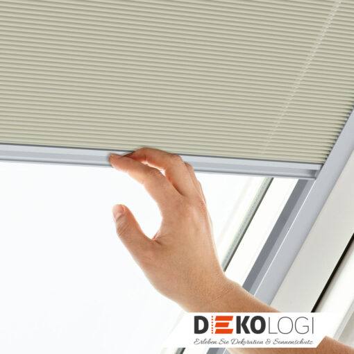 Roto Faltstore ZFA Plissee mit Schienen mit Frau