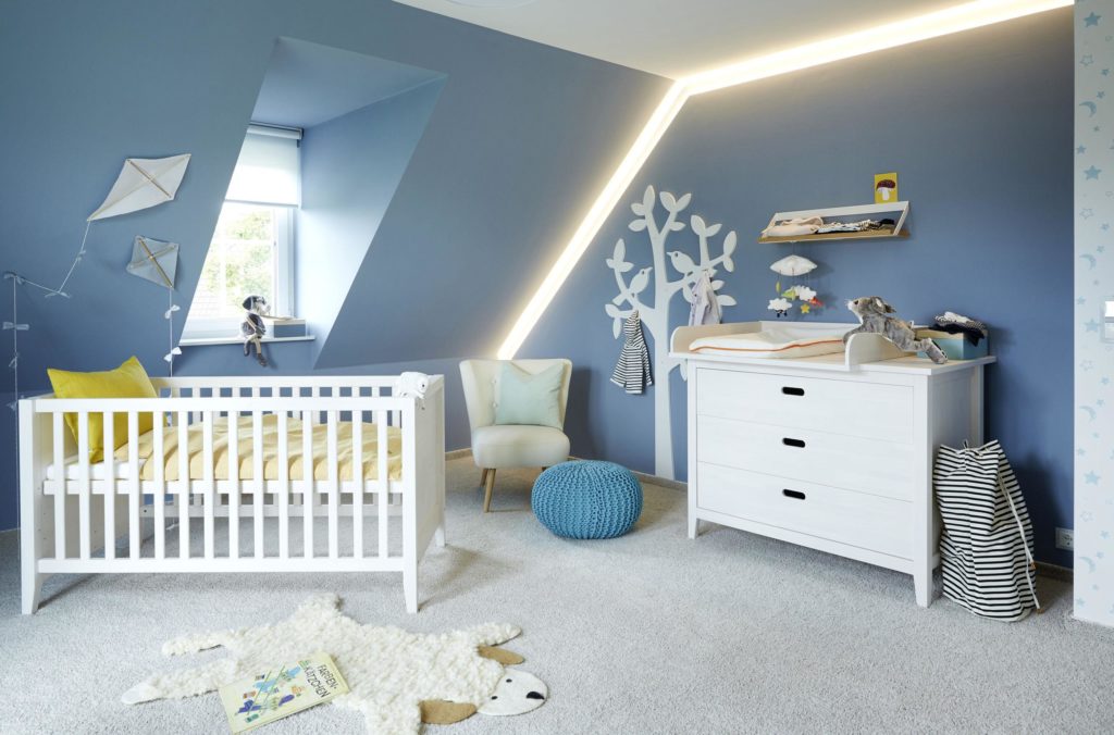 Sichtschutzrollo im Kinderzimmer in blau