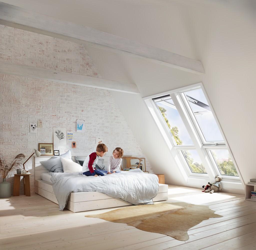 Vier Dachfenster mit zwei Kindern