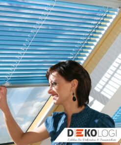 Raumbild blaue Lamellen Fakro Jalousie mit Schiene AJP