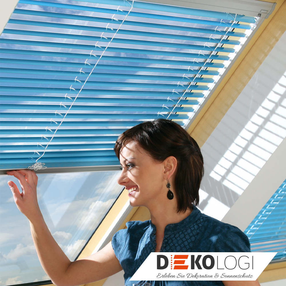 Raumbild blaue Lamellen Fakro Jalousie mit Schiene AJP