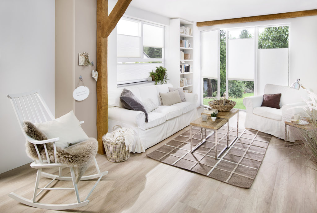 Raumbild Wabenplissees in weiß mit Holzbalken