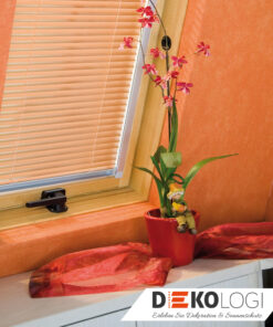Dachfensterjalousie in Orange und orangener Wand