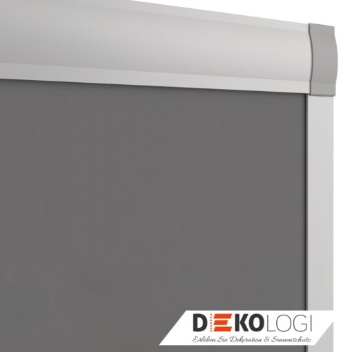 Oberschiene in Nahaufnahme vom Rollo in Silber