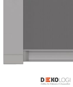 Schiene und Griffleiste vom grauen Rollo für Fenster im Dach