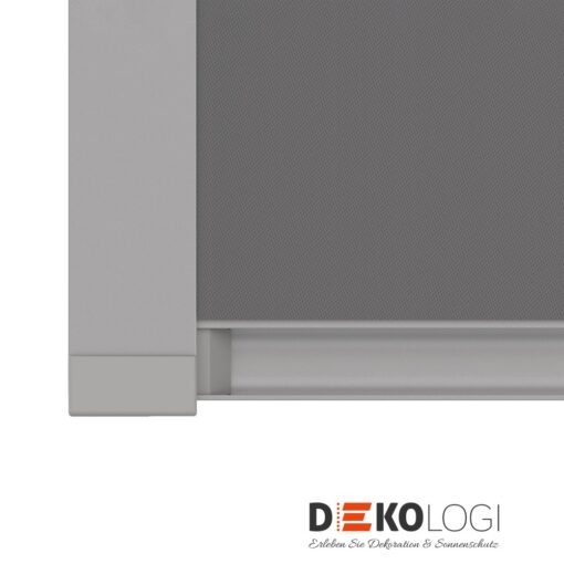 Schiene und Griffleiste vom grauen Rollo für Fenster im Dach