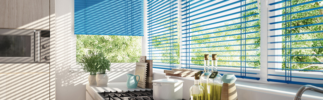 Jalousien für Senkrechtfenster maßgefertigt blau