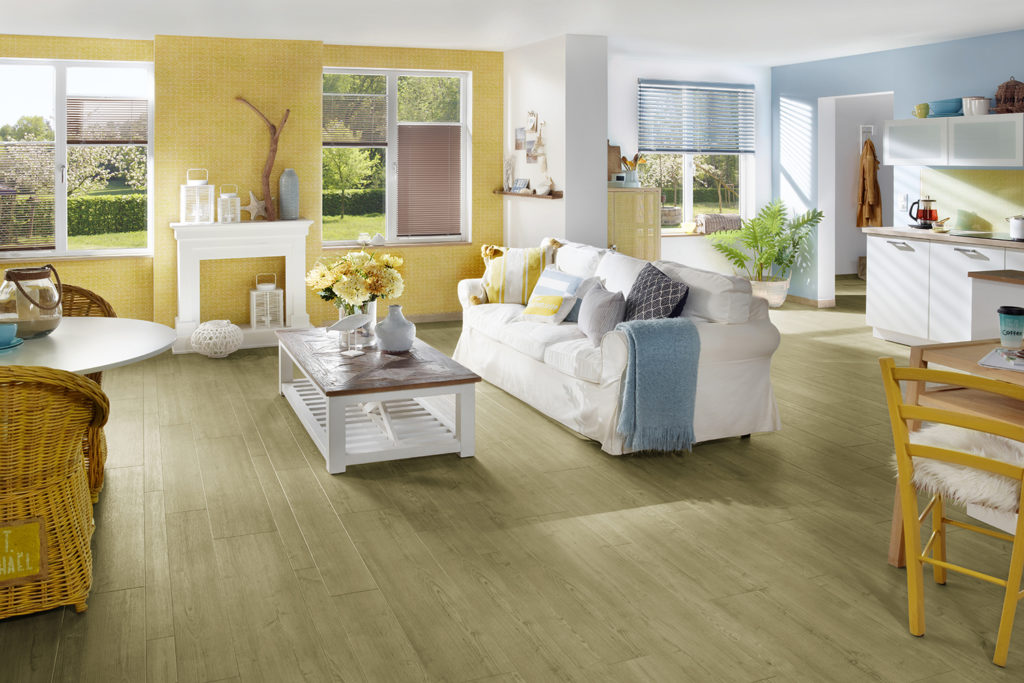 Raumbild gelb und blau mit Sonnenschutz am Fenster