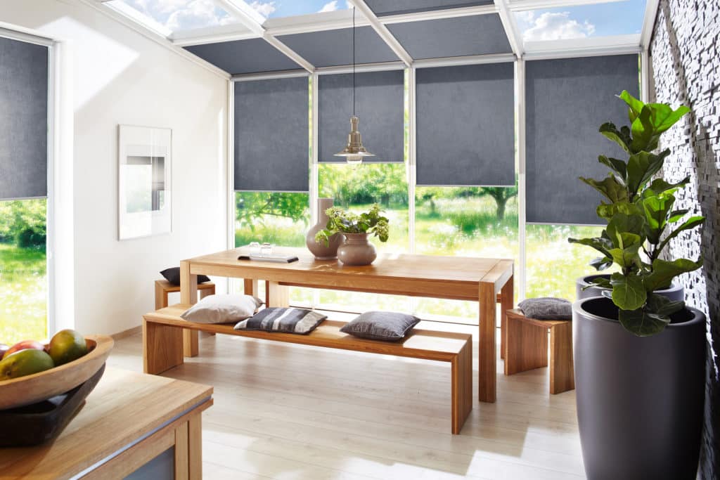 Esszimmer mit vielen Rollos nach Maß grau