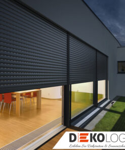 Lamellen Außenrollladen an der Hausfassade schwarz-grau