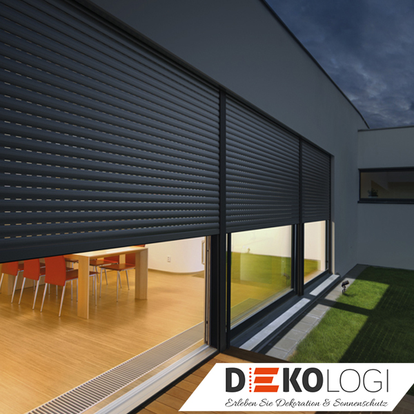 Lamellen Außenrollladen an der Hausfassade schwarz-grau