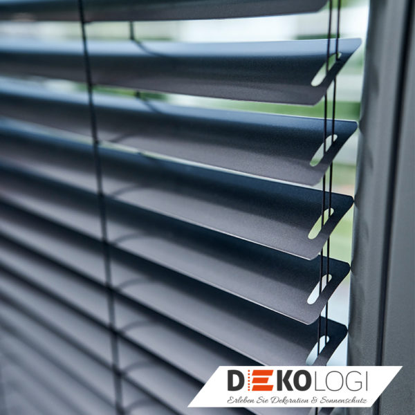 Blaue frei bedienbare Tageslicht Jalousie