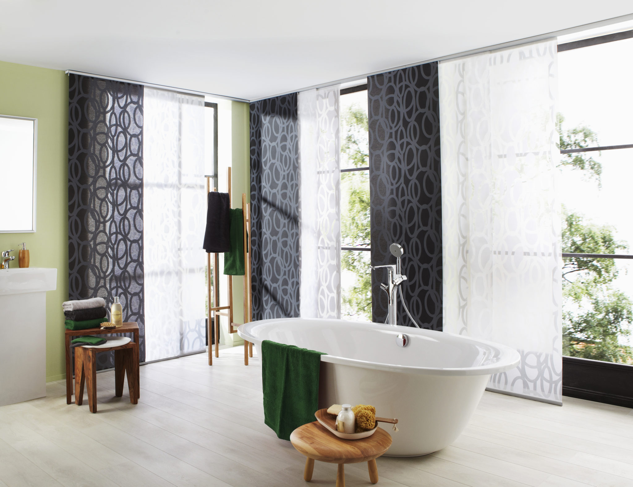 Flächenvorhang schwarz weiß im Bad