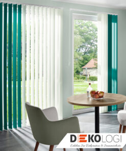 Vorhang in weiß grün am Fenster