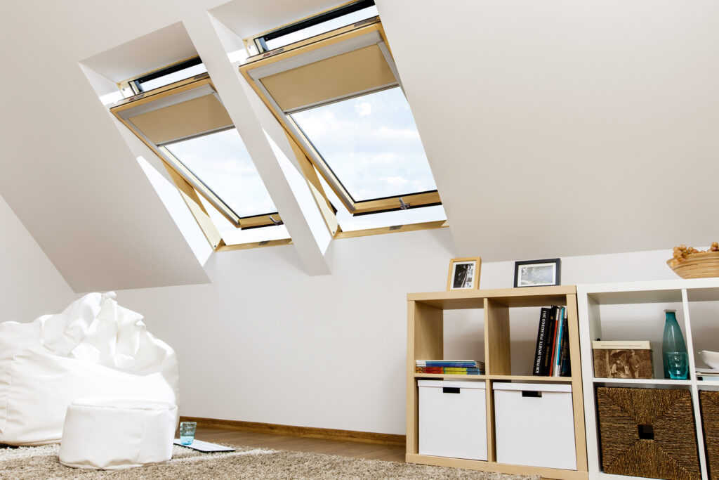 Dachfenster zwei creme Rollos