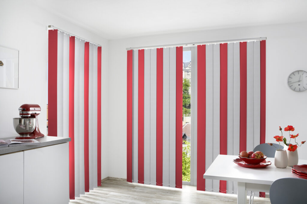 Flächenvorhänge in grau und rot Hamburg im Hintergrund