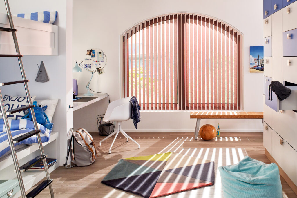 Rundbogen Lamellenvorhang im Jugendzimmer