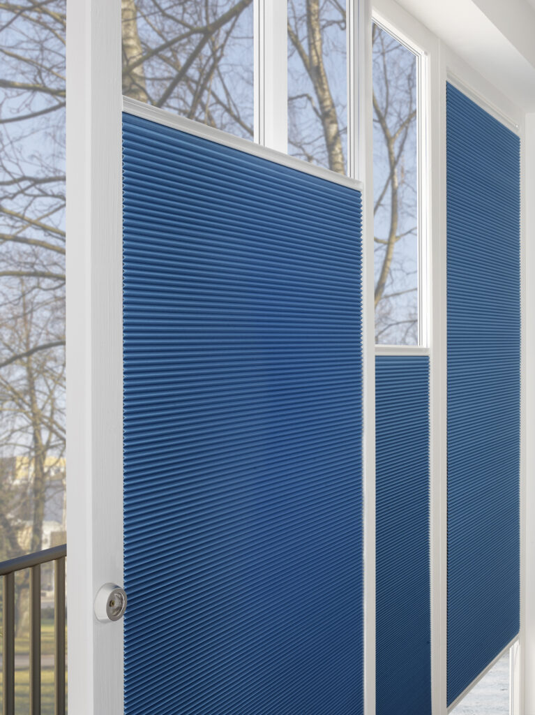 Rollo Hamburg Wohnzimmer und Schlafbereich mit S-Wabenplissees in Blau