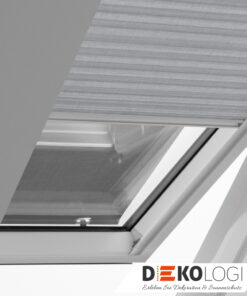 Plissee heruntergezogen am Dachfenster FOL