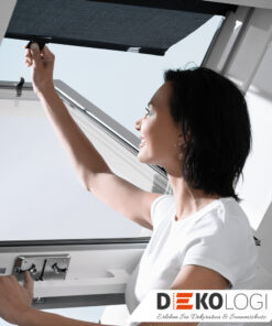 Einhängen der schwarzen MHL Markise durch Dame