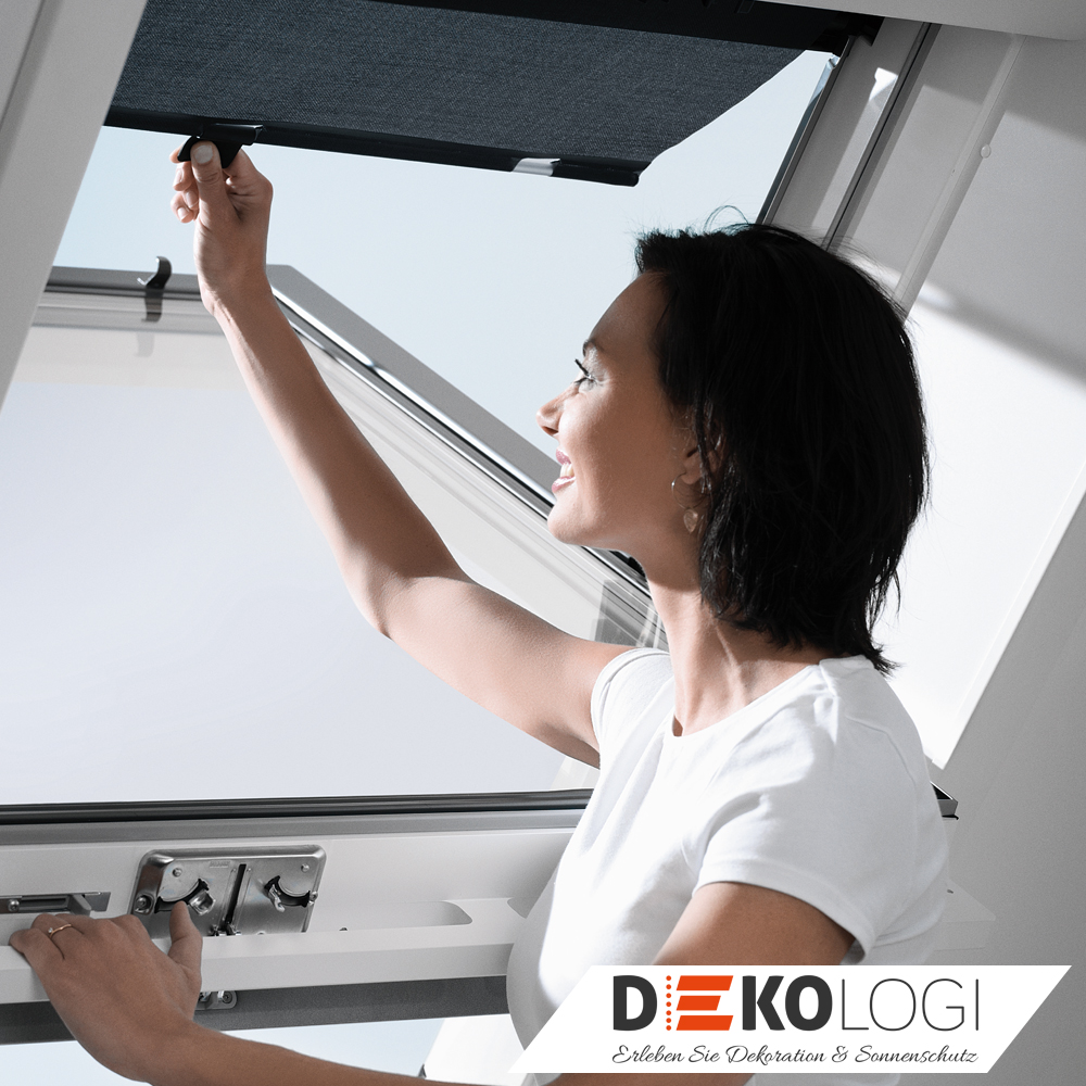 Einhängen der schwarzen MHL Markise durch Dame